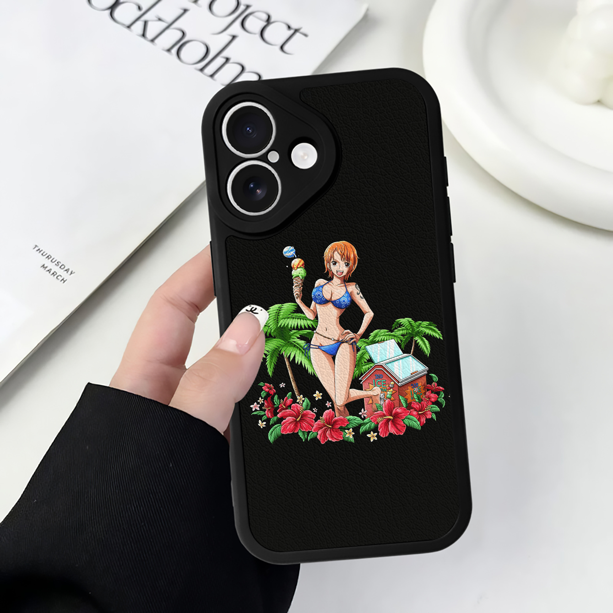 （画像用） ワンピース ナミ ONE PIECE Nami 【iPhone 16シリーズ対応】シリコンスマホケース（レザー調） 材質：シリコン